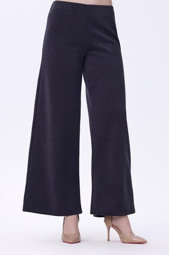 بنطلون رمادي بقصّة واسعة