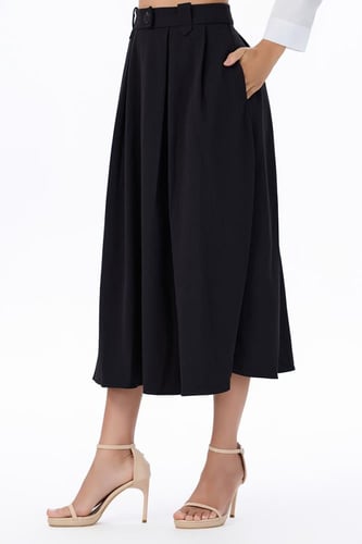 تنورة سوداء واسعة بكسرات