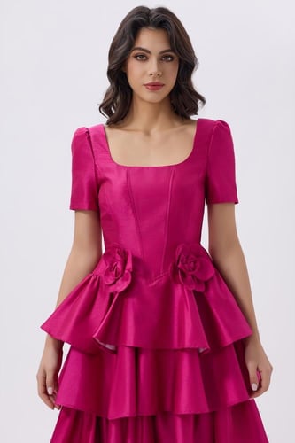فستان قصير باللون الفوشي بتصميم أنثوي