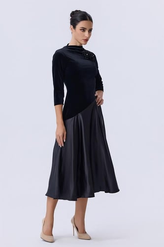 فستان شتوي أسود فاخر بقماش مخملي ولمسة ساتان