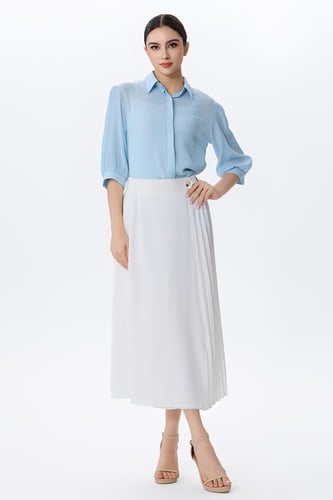 بلوزة سماوي بقماش مجعد وأكمام مطوية