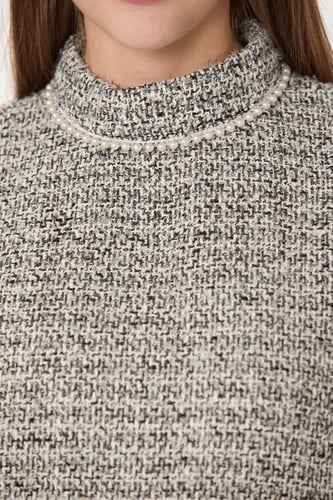 بلوزة توييد مع لؤلؤ