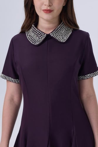 فستان بنفسجي قصير بياقة مزخرفة أنيقة وأكمام قصيرة...