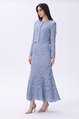 طقم دانتيل أزرق فاتح بتفاصيل لؤلؤية