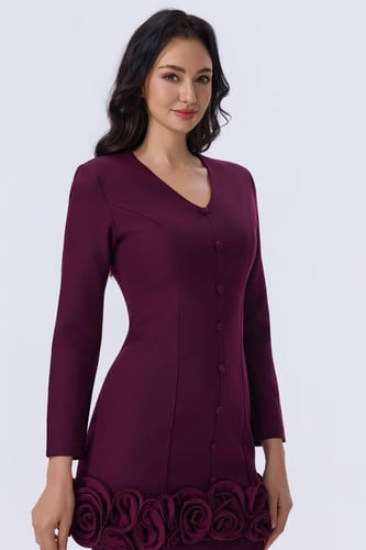 طقم عنابي بتفاصيل ورد ثلاثي الأبعاد