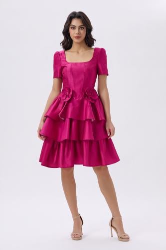 فستان قصير باللون الفوشي بتصميم أنثوي