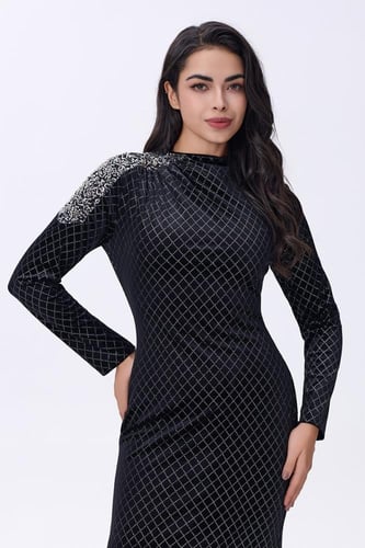 فستان سهرة أسود مخملي بنقشة هندسية لامعة