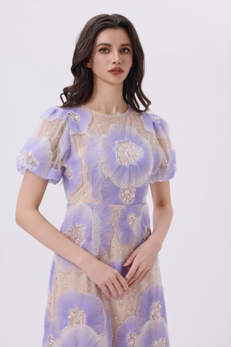 فستان ميدي بنفسجي فاتح بطبعات ناعمة وأكمام منفوشة...