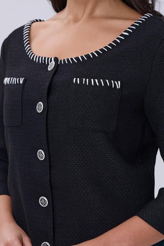 بلوزة سوداء بأزرار وتطريز متباين أنيق