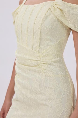 فستان اصفر بطول غير متوازي