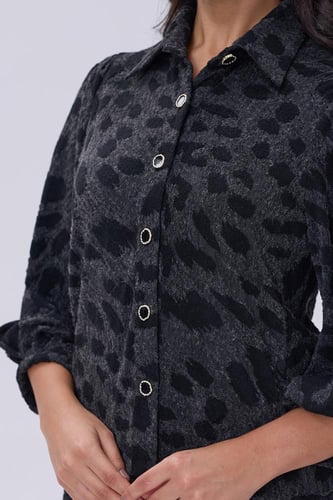 بلوزة رمادية بنقشة فهد وأزرار أمامية