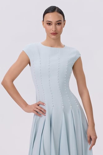 فستان سماوي مطرز باللؤلؤ