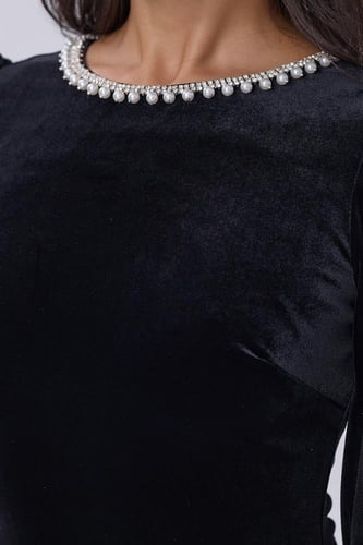 فستان أسود مخملي بتفاصيل لؤلؤية عند الياقة