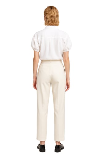 بلوزة باللون الأبيض بأكمام منفوخة ورباط جانبي