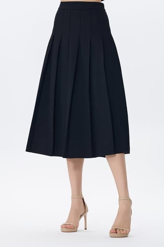 تنورة ميدي سوداء بكسرات أمامية