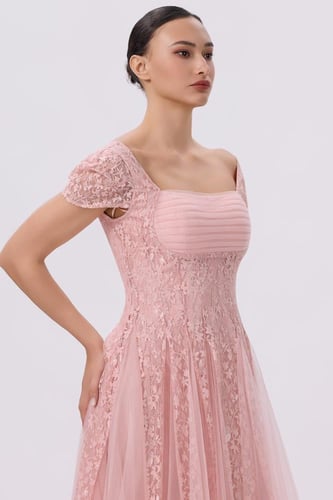 فستان وردي ناعم بتفاصيل تول حالمة