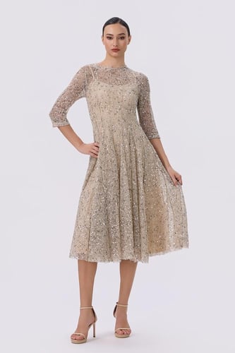 فستان بييج بتصميم شبكي ذهبي