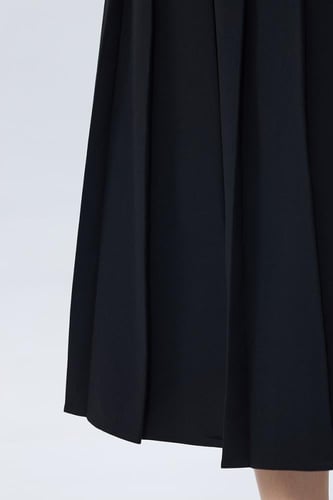 تنورة ميدي سوداء بكسرات أمامية