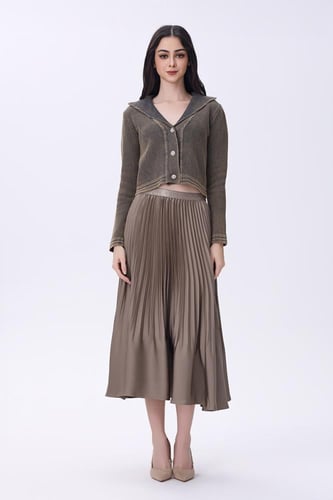 بلوزة بني قصيرة بياقة عريضة