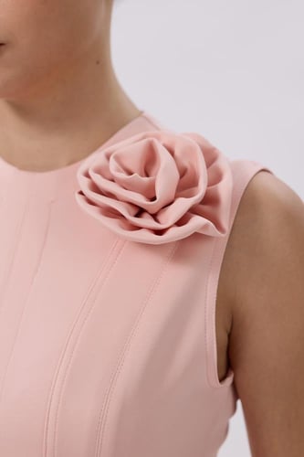 فستان زهري ميدي بوردة على الكتف