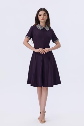 فستان بنفسجي قصير بياقة مزخرفة أنيقة وأكمام قصيرة...