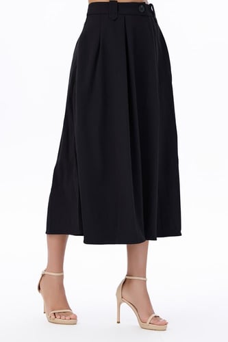 تنورة سوداء واسعة بكسرات