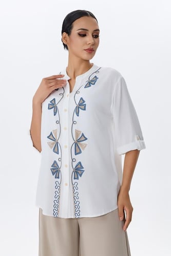 بلوزة كتان بتطريز شرقي باللونين الأزرق والبيج