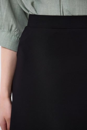 تنورة كريب ناعم أسود