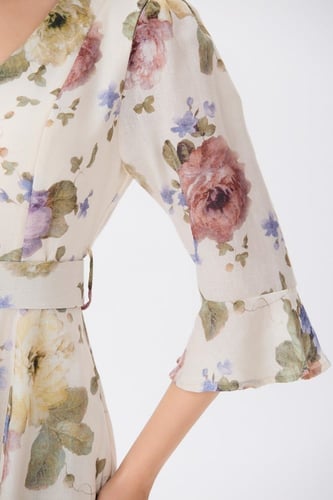 فستان كتان ناعم مع حزام عريض