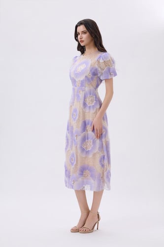 فستان ميدي بنفسجي فاتح بطبعات ناعمة وأكمام منفوشة...