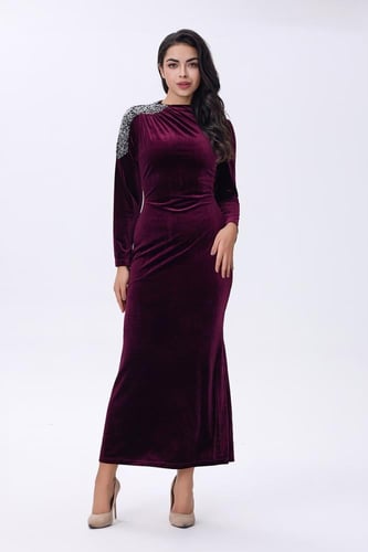 فستان شتوي عنابي مخملي بلمسة لامعة