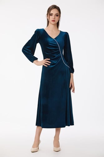 فستان مخمل مع اكسسوار