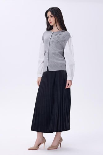 بلوزة رمادية وأكمام بيضاء بتطريز لؤلؤ وزهور ناعمة