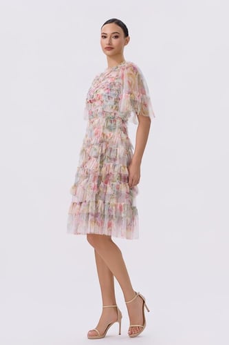 فستان بطبقات التول ونقشة الزهور