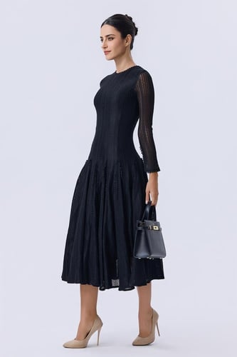 فستان أسود دانتيل أنيق بأكمام طويلة