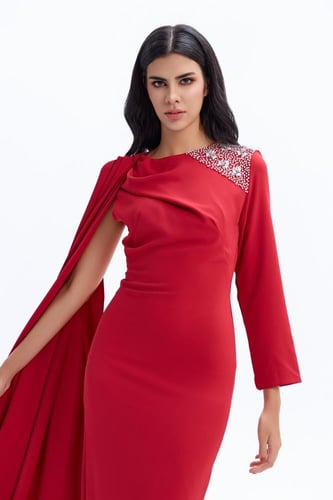 فستان أحمر طويل بوشاح