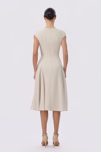 فستان بيج مطرز باللؤلؤ