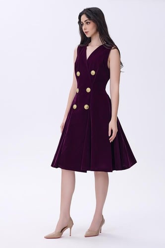 فستان بورغندي مخملي بأزرار ذهبية