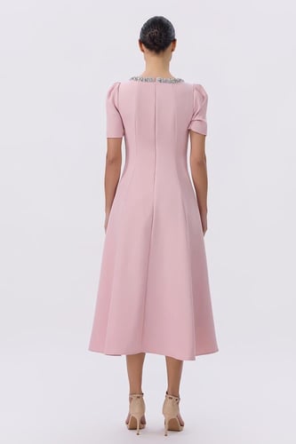 فستان وردي بياقة كرستال