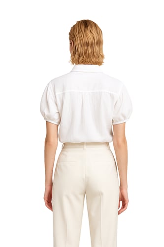 بلوزة باللون الأبيض بأكمام منفوخة ورباط جانبي