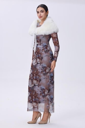 شال ابيض بفرو ناعم وربطة ساتان