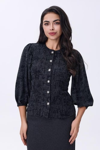 بلوزة مخملية بأزرار لؤلؤية