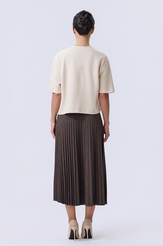 بلوزة أوف وايت بأزرار معدنية أنيقة