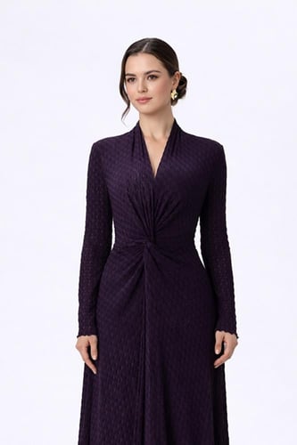 فستان بنفسجي طويل بقصة ملتفة