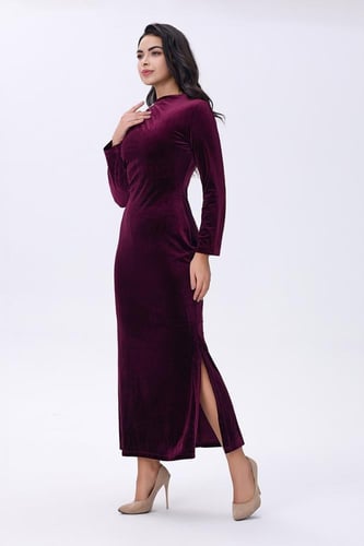 فستان شتوي عنابي مخملي بلمسة لامعة