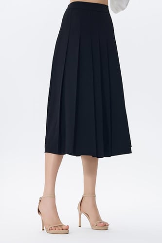 تنورة ميدي سوداء بكسرات أمامية