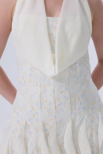 فستان أوف وايت طويل بتفاصيل كشكش