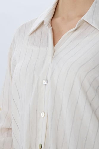 بلوزة بيضاء مقلمة بخطوط رفيعة