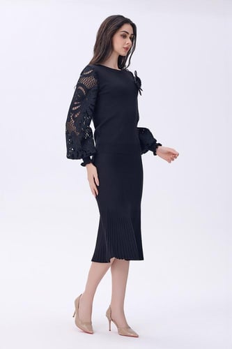 بلوزة سوداء بأكمام دانتيل وزهرة بارزة