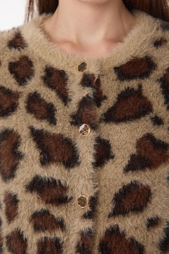 جاكيت فرو بنقشة الفهد